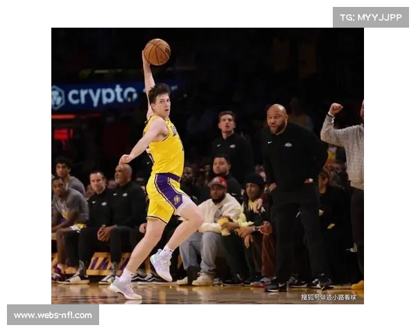 里夫斯复出之战关键三分，湖人替补席贡献获赞誉