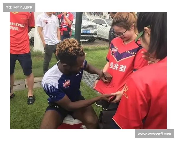 马赛训练基地开放日，球迷与球员互动升温